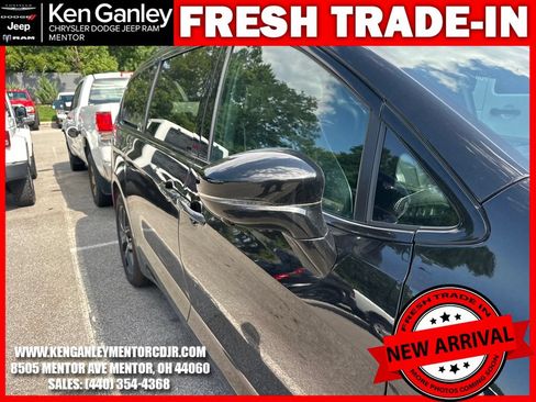 Used 2024 Chrysler Pacifica Limited w/ S Appearance Package AWD/4WD image 11