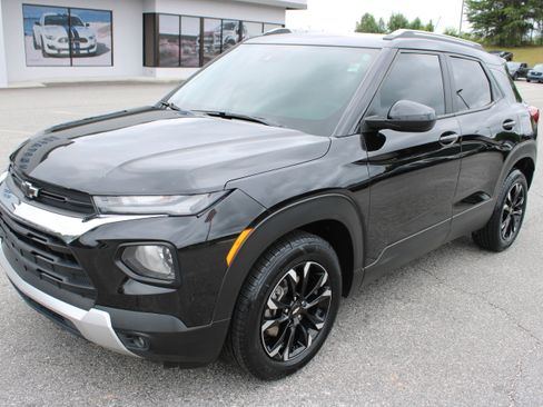Used 2022 Chevrolet TrailBlazer LT w/ Convenience Package FWD image 2
