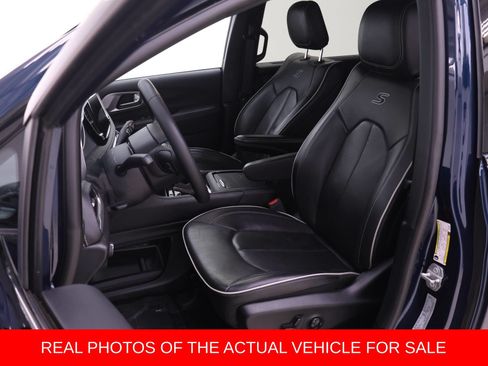 Used 2025 Chrysler Pacifica Limited FWD image 4