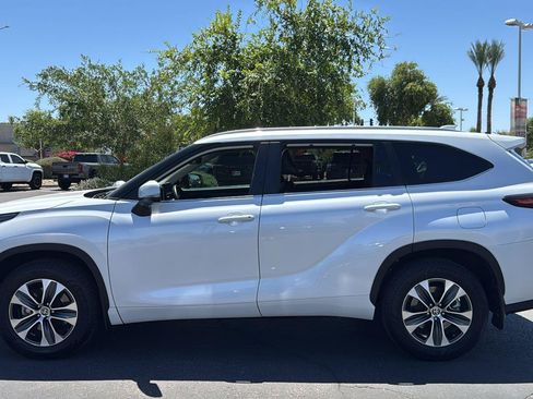 Used 2024 Toyota Highlander XLE AWD/4WD image 4