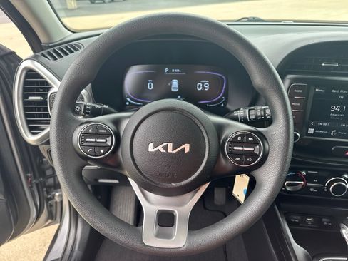 Used 2025 Kia Soul LX w/ LX Technology Package FWD image 17