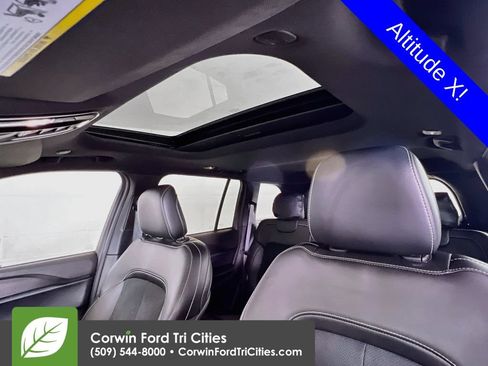 Used 2025 Jeep Grand Cherokee Altitude AWD/4WD image 25