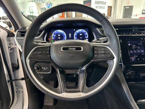 Used 2023 Jeep Grand Cherokee L Laredo image 16