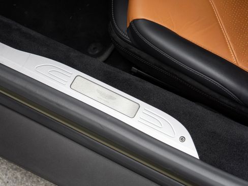 Used 2025 Aston Martin V8 Vantage Coupe image 16