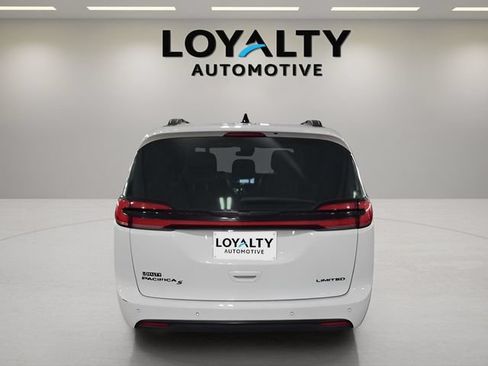 Used 2025 Chrysler Pacifica Limited FWD image 4