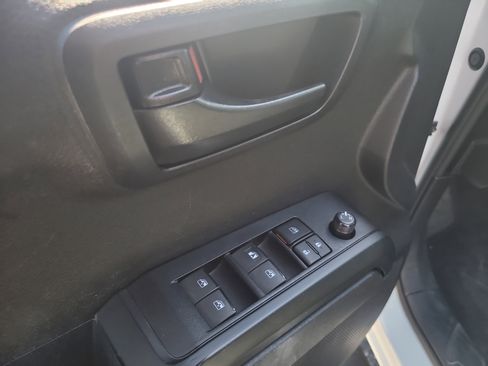 Used 2021 Toyota Tacoma SR w/ SR Convenience Package image 17