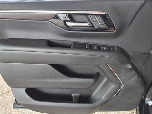 Used 2025 Chevrolet Suburban Z71 AWD/4WD image 29