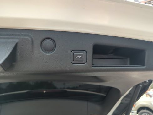 Used 2019 Chevrolet Equinox Premier FWD image 30