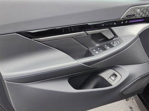 Certified 2025 BMW 530i xDrive w/ M Sport Package image 6