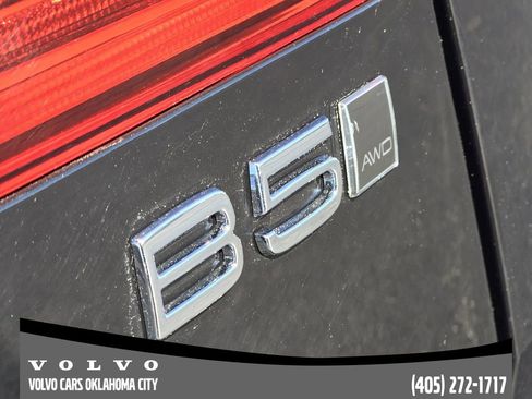 Certified 2025 Volvo XC60 B5 Core image 9