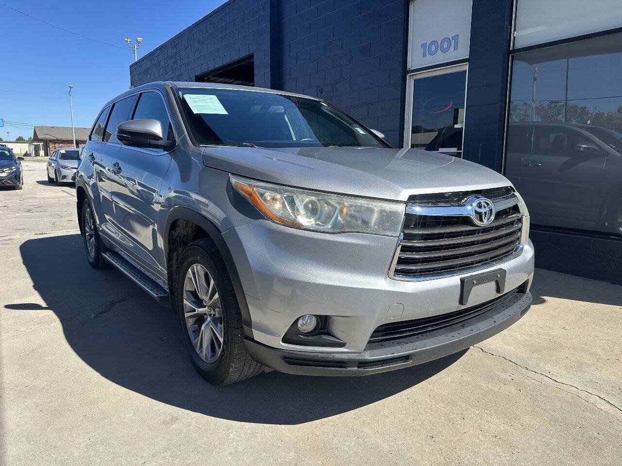 Used 2016 Toyota Highlander Plus FWD image 2