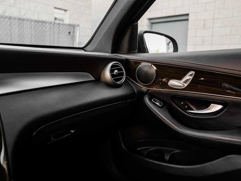 Used 2018 Mercedes-Benz GLC 350e 4MATIC image 27