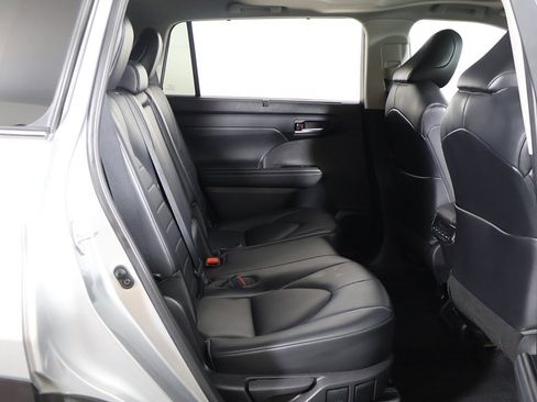 Used 2021 Toyota Highlander XLE image 30