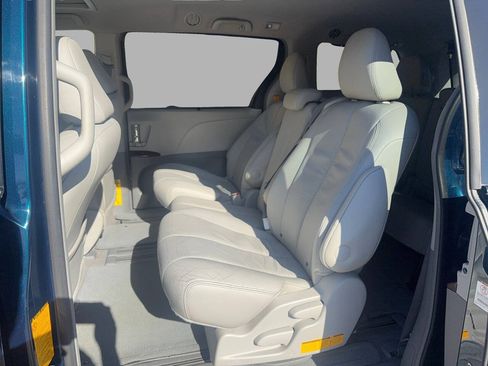 Used 2011 Toyota Sienna XLE FWD image 18