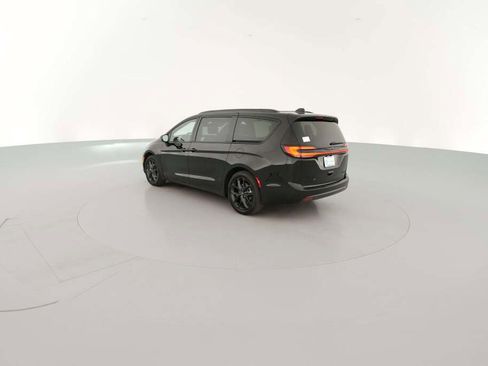New 2026 Chrysler Pacifica Limited w/ S Appearance Package image 8