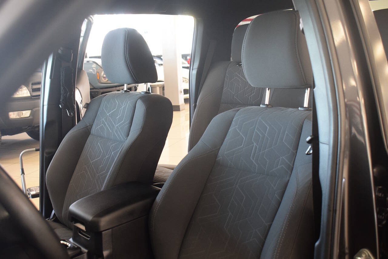 Used 2019 Toyota Tacoma TRD Sport w/ Technology Package AWD/4WD image 42