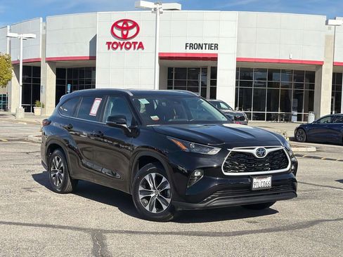 Certified 2025 Toyota Highlander XLE FWD image 1
