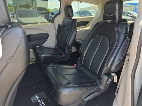 Used 2023 Chrysler Pacifica Touring-L FWD image 11