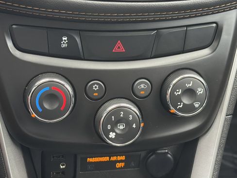 Used 2022 Chevrolet Trax LT w/ LT Convenience Package FWD image 22