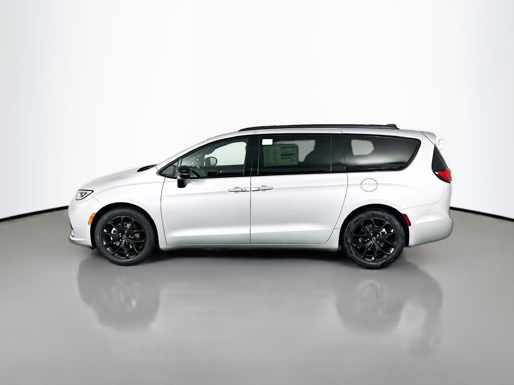 New 2026 Chrysler Pacifica Limited w/ Uconnect Theater Family Group FWD image 4