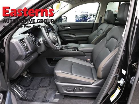 Used 2025 Nissan Pathfinder SL w/ SL Premium Package AWD/4WD image 14