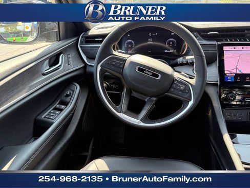New 2025 Jeep Grand Cherokee Limited w/ Black Appearance Package image 18