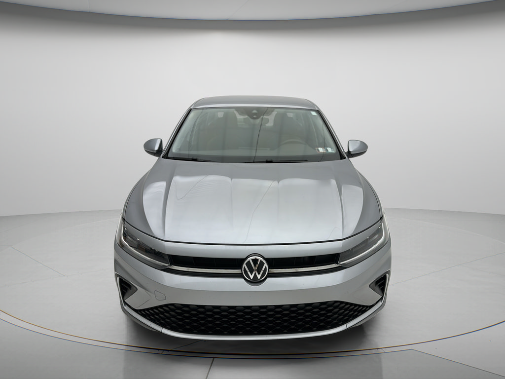 Used 2025 Volkswagen Jetta SE FWD image 2