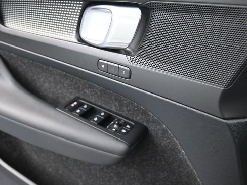 Used 2020 Volvo XC40 T4 R-Design image 15