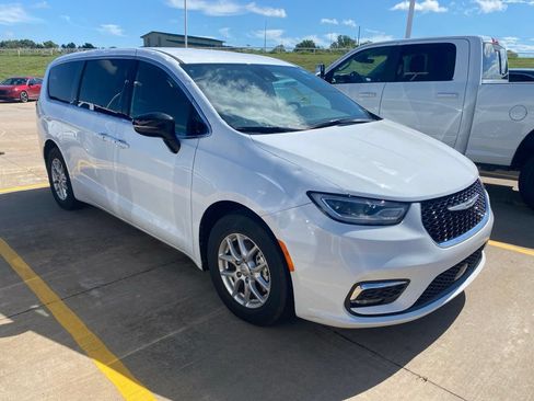Used 2025 Chrysler Pacifica Select FWD image 1