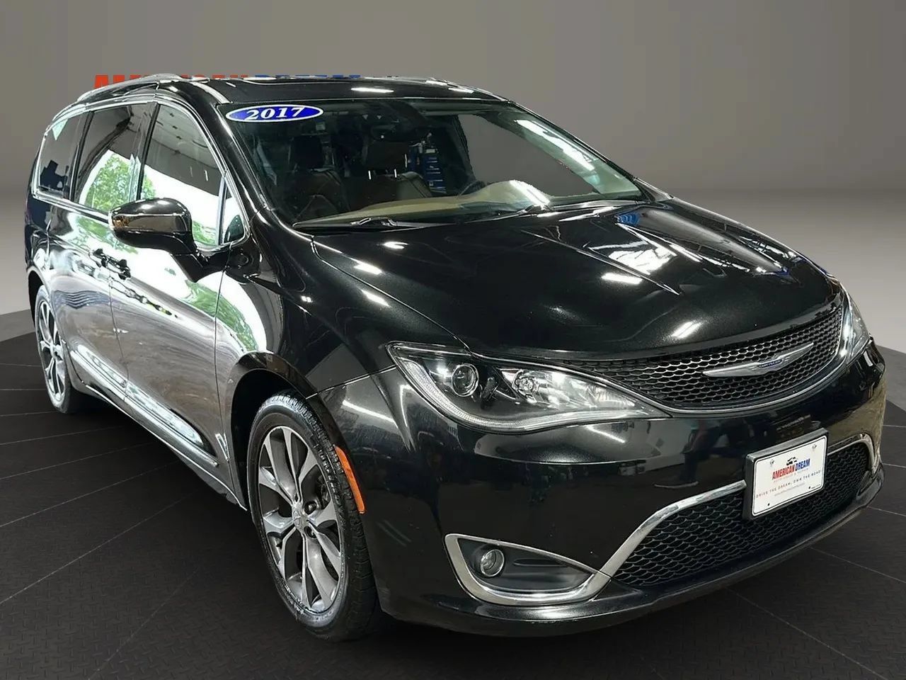 Used 2017 Chrysler Pacifica Limited w/ Tire & Wheel Group FWD image 6
