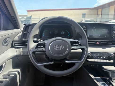 Used 2025 Hyundai Elantra Hybrid FWD image 18