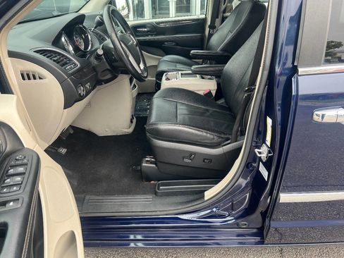 Used 2015 Chrysler Town & Country Touring w/ Driver Convenience Group FWD image 22