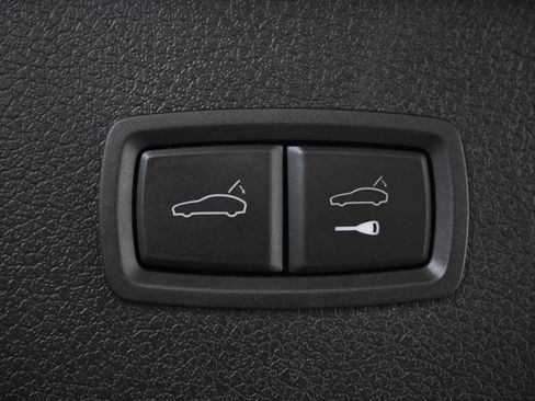 Certified 2025 Porsche Macan AWD/4WD image 29