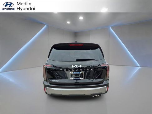 Used 2025 Kia Telluride SX w/ SX Captain's Chair Package image 4