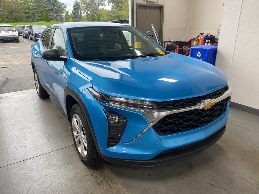 Used 2025 Chevrolet Trax LS FWD image 1