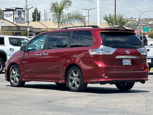 Used 2017 Toyota Sienna SE FWD image 3