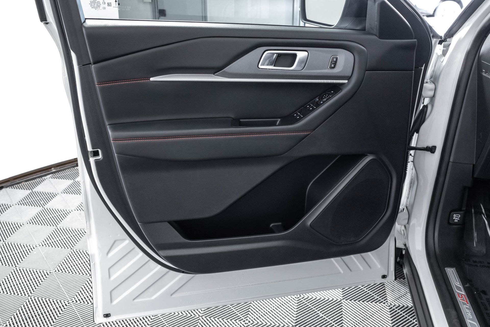 Used 2025 Ford Explorer ST-Line AWD/4WD image 35