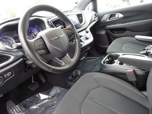 Used 2019 Chrysler Pacifica Touring Plus w/ S Appearance Package FWD image 11