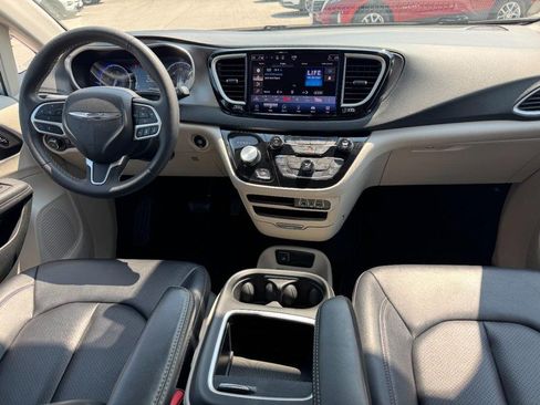 Used 2024 Chrysler Pacifica Touring-L FWD image 12