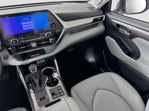 New 2026 Toyota Highlander Platinum image 25