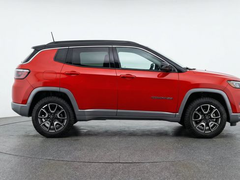 Used 2025 Jeep Compass Trailhawk AWD/4WD image 11