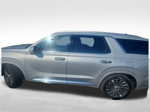 Used 2023 Hyundai Palisade Calligraphy image 2