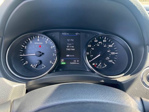 Used 2020 Nissan Rogue SV FWD image 12