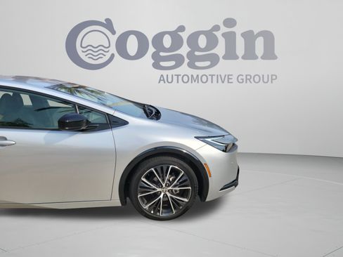Used 2025 Toyota Prius XLE FWD image 32