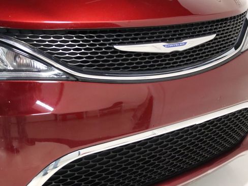 Used 2018 Chrysler Pacifica Limited FWD image 26