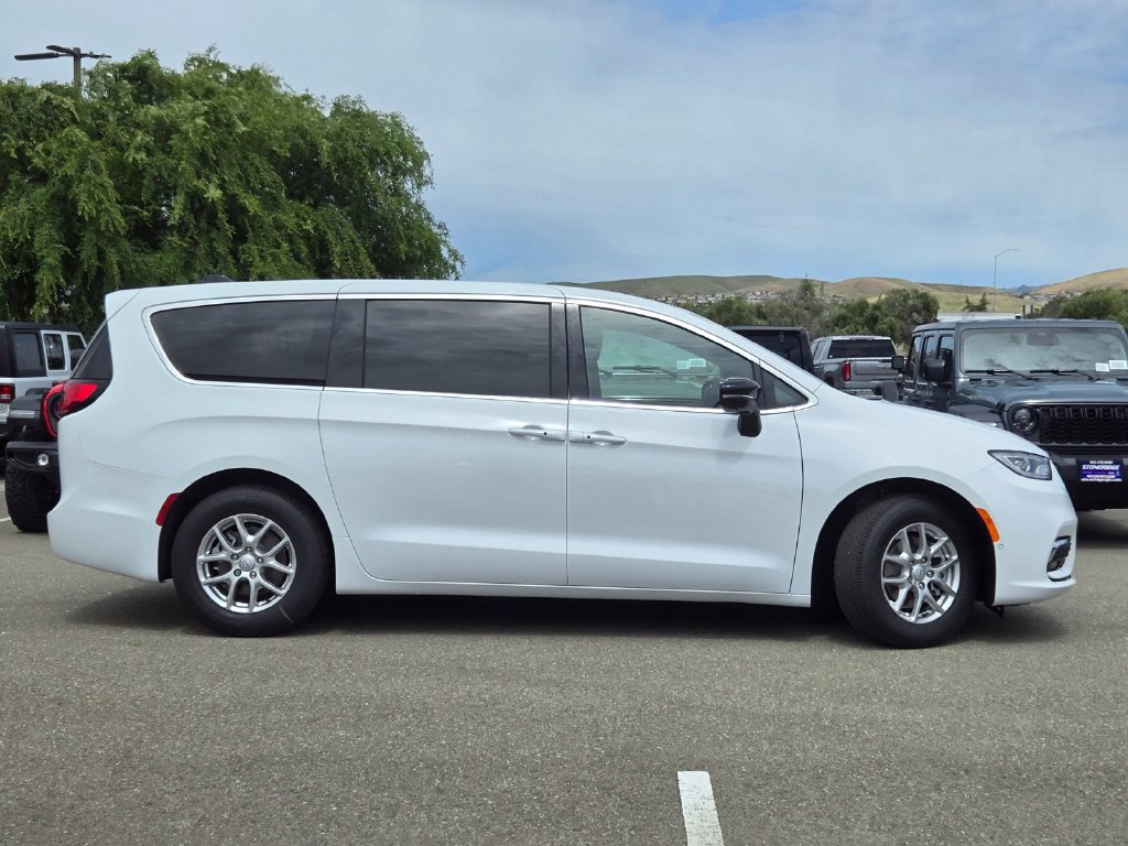 New 2026 Chrysler Pacifica Select FWD image 2