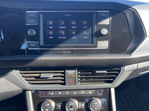 Used 2024 Volkswagen Jetta SE image 8