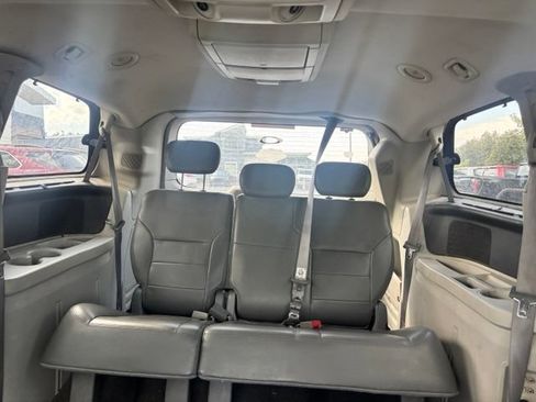 Used 2009 Volkswagen Routan SEL FWD image 12