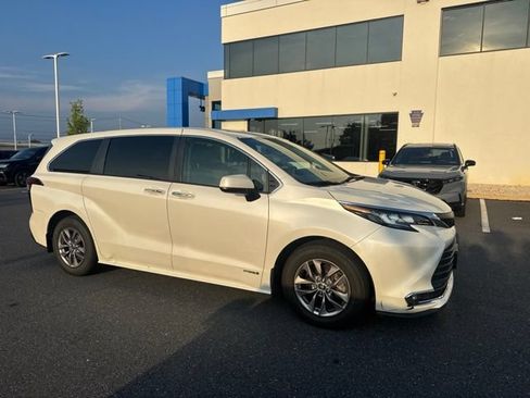 Used 2021 Toyota Sienna XLE AWD/4WD image 2