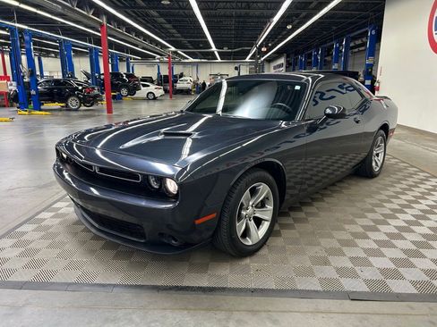 Used 2018 Dodge Challenger SXT RWD image 5